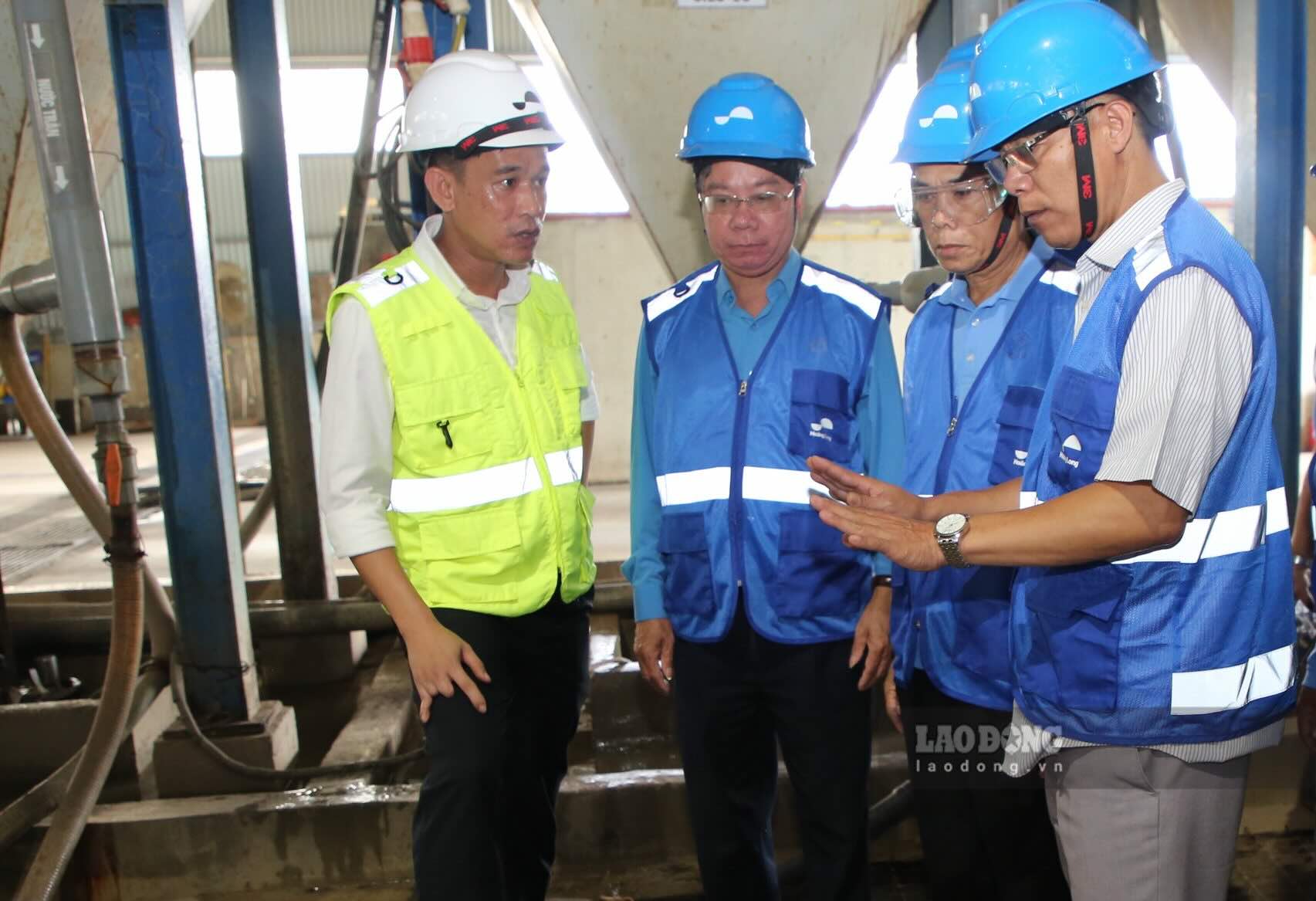 Công đoàn tỉnh Savannakhet, nước Cộng hòa Dân chủ Nhân dân Lào tham qua công ty. Ảnh: Công Sáng