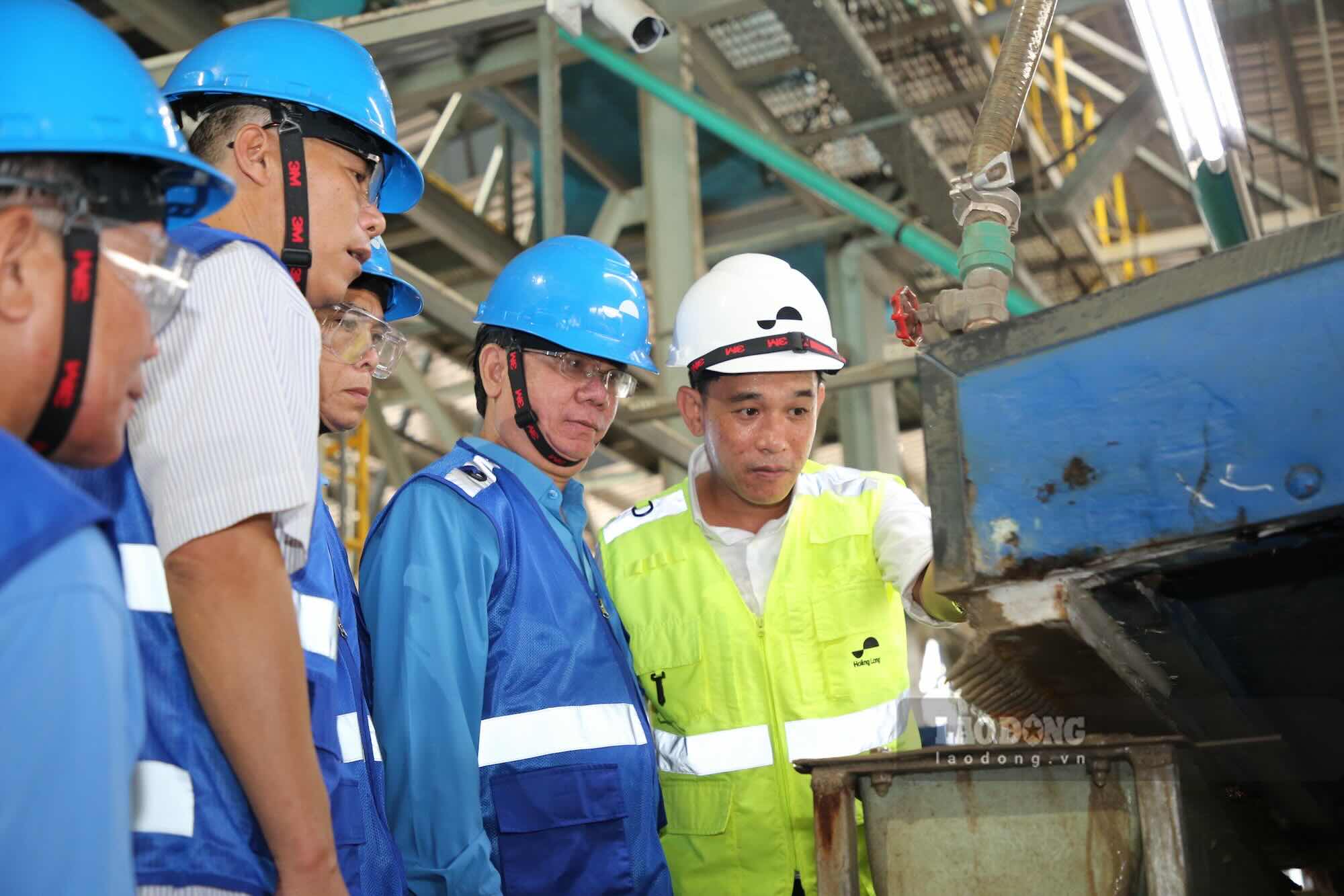 Công đoàn Savannakhet trao đổi kinh nghiệm tại Công ty Titan Hoàng Long
