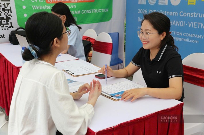 Phiên giao dịch việc làm lưu động phường Long Biên (Hà Nội) sáng 22.8 có gần 50% chỉ tiêu tuyển dụng thuộc nhóm dưới 30 tuổi. Ảnh: Quỳnh Chi
