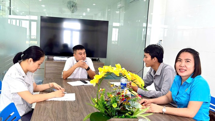Công đoàn xã Nam Phước, Đà Nẵng hướng dẫn thành lập công đoàn cơ sở tại Phòng khám đa khoa Trọng Phúc. Ảnh: Công đoàn Nam Phước
