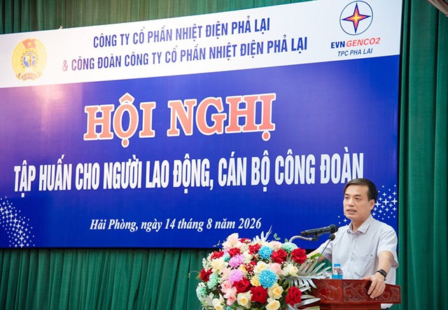 Ông Uông Quang Huy – Phó Chủ tịch Công đoàn Điện lực Việt Nam bồi huấn cho cán bộ công đoàn, NLĐ Công ty CP Nhiệt điện Phả Lại. Ảnh: Thúy Trịnh
