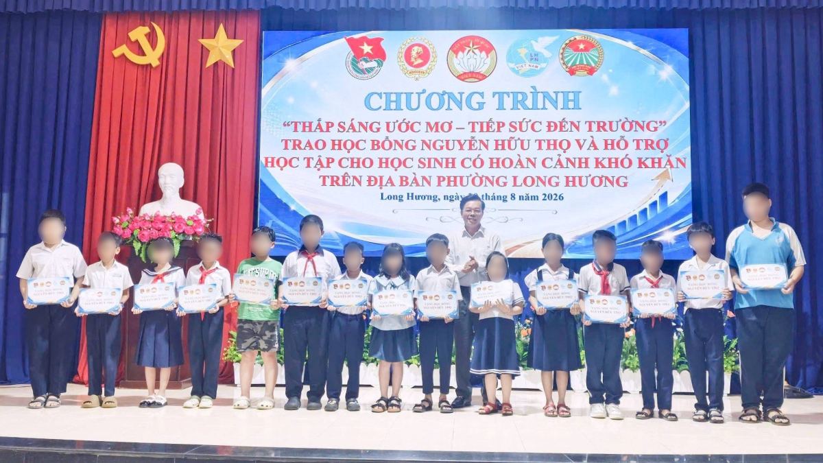 Trao học bổng và hỗ trợ học tập cho 80 em học sinh có hoàn cảnh khó khăn