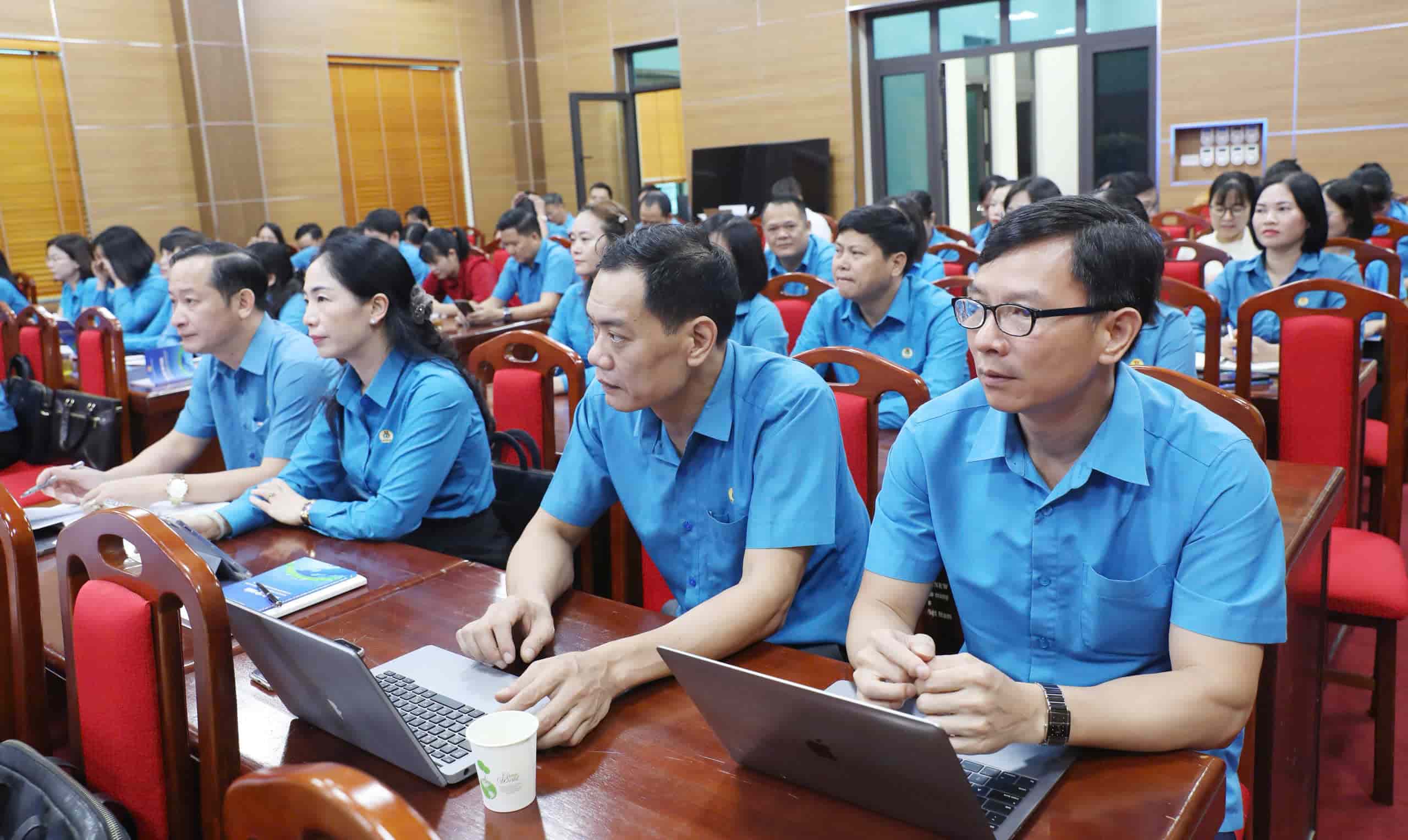 Tập huấn về bảo vệ môi trường và an toàn, vệ sinh lao động cho 120 cán bộ công đoàn