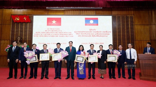 Nhà nước Lào trao Huân chương cho 2 tập thể, 13 cá nhân tỉnh Điện Biên