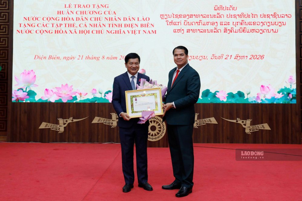 Lãnh đạo Tỉnh ủy Bo-kẹo trao tặng Huân chương Ịt Sạ Lạ hạng III cho ông Lê Thành Đô - Phó Bí thư Thường trực Tỉnh ủy, Chủ tịch HĐND tỉnh Điện Biên. Ảnh: Thành An