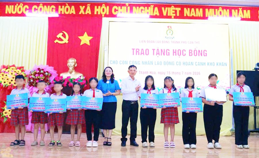 Hơn 2.200 suất học bổng tiếp sức học sinh khó khăn
