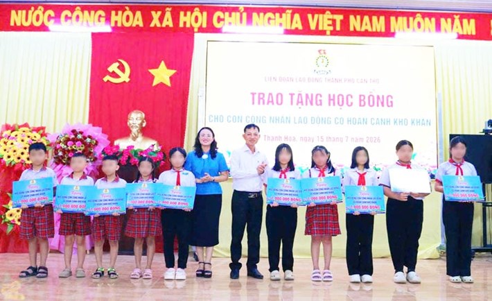 Công đoàn Cần Thơ trao học bổng cho con ĐV, NLĐ trước thềm năm học mới. Ảnh: Công đoàn Cần Thơ