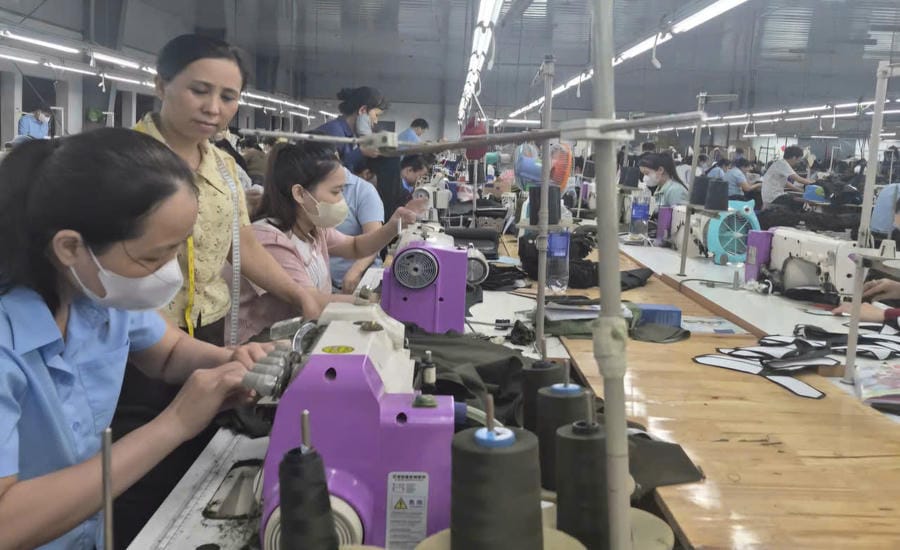 Công nhân vơi gánh nặng nhờ khoản hỗ trợ đầu năm học