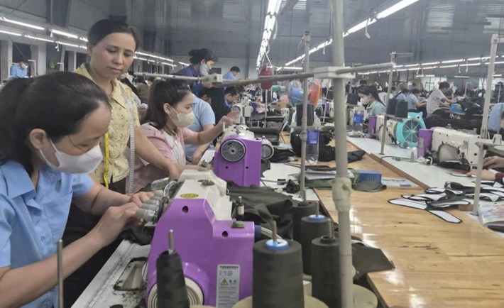 Chị Ngô Thị Loan (đứng), Tổ trưởng Tổ May, Xí nghiệp miền Trung (Công ty 19.5). Ảnh: Nhân vật cung cấp