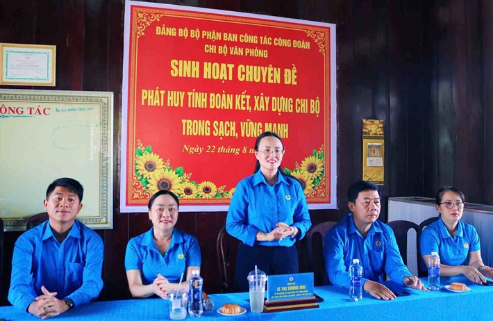 Comrade Le Thi Suong Mai - Secretary of the Party Committee, Chairman of the Can Tho City Labor Federation - spoke at the thematic meeting. Photo: Can Tho City Labor Federation
