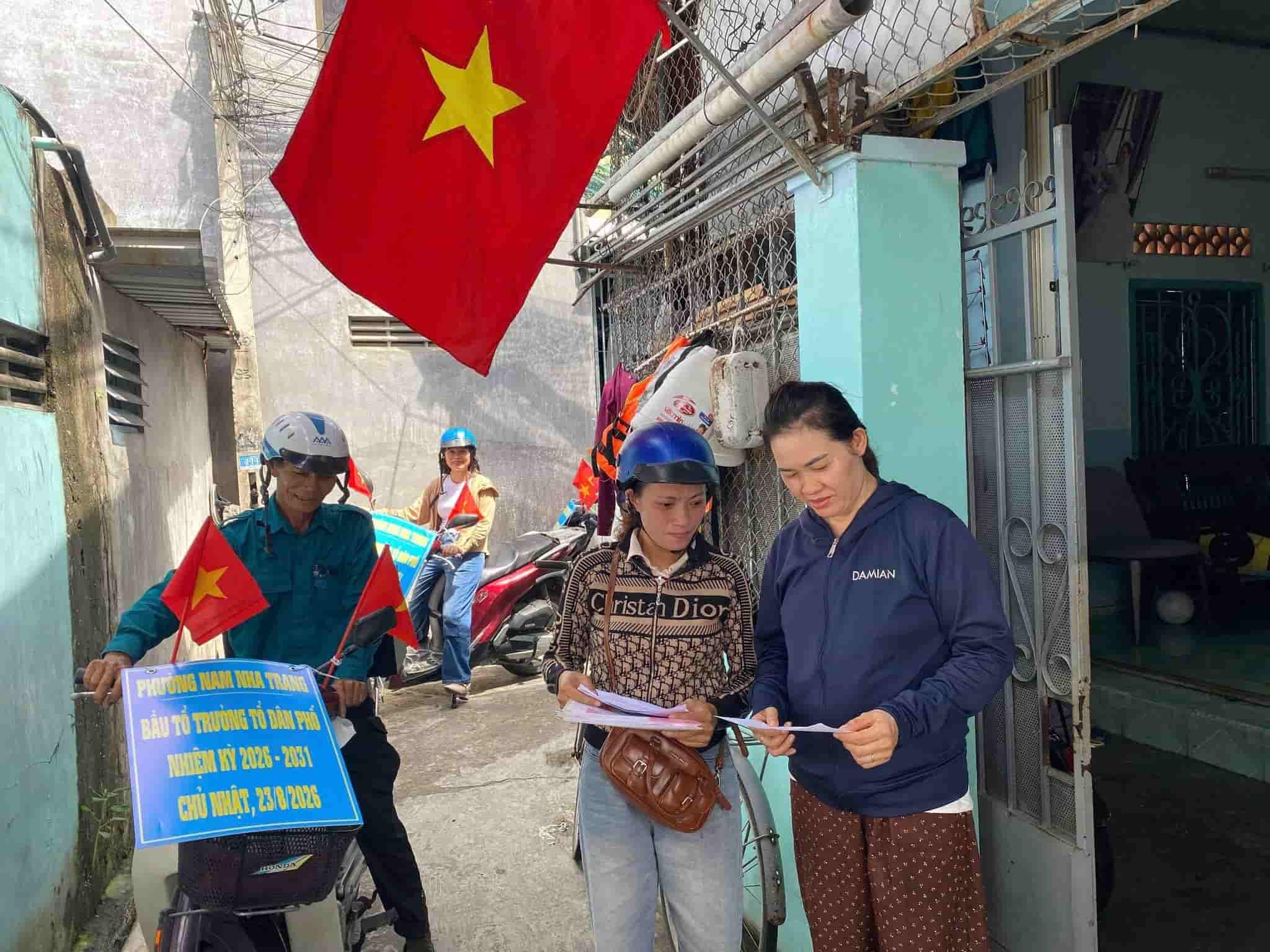Đi từng ngõ, gõ từng nhà đưa thông tin bầu cử đến từng hẻm nhỏ