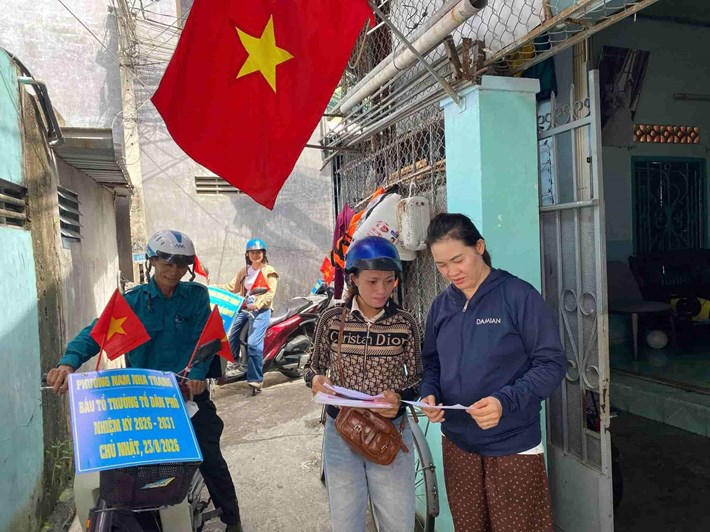 Nhân dân được tuyên truyền, thông tin về công tác bầu cử Tổ trưởng tổ dân phố. Ảnh: Mặt trận phường Nam Nha Trang