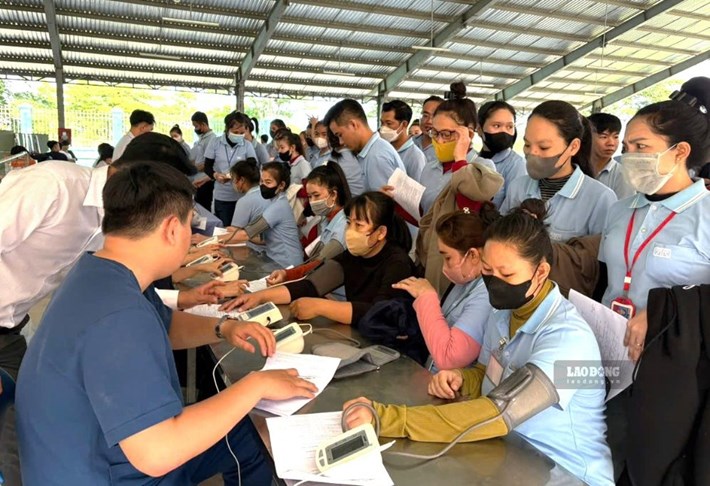 Công nhân được bác sĩ khám sức khỏe định kì ngay tại công ty. Ảnh: Duy Tuấn