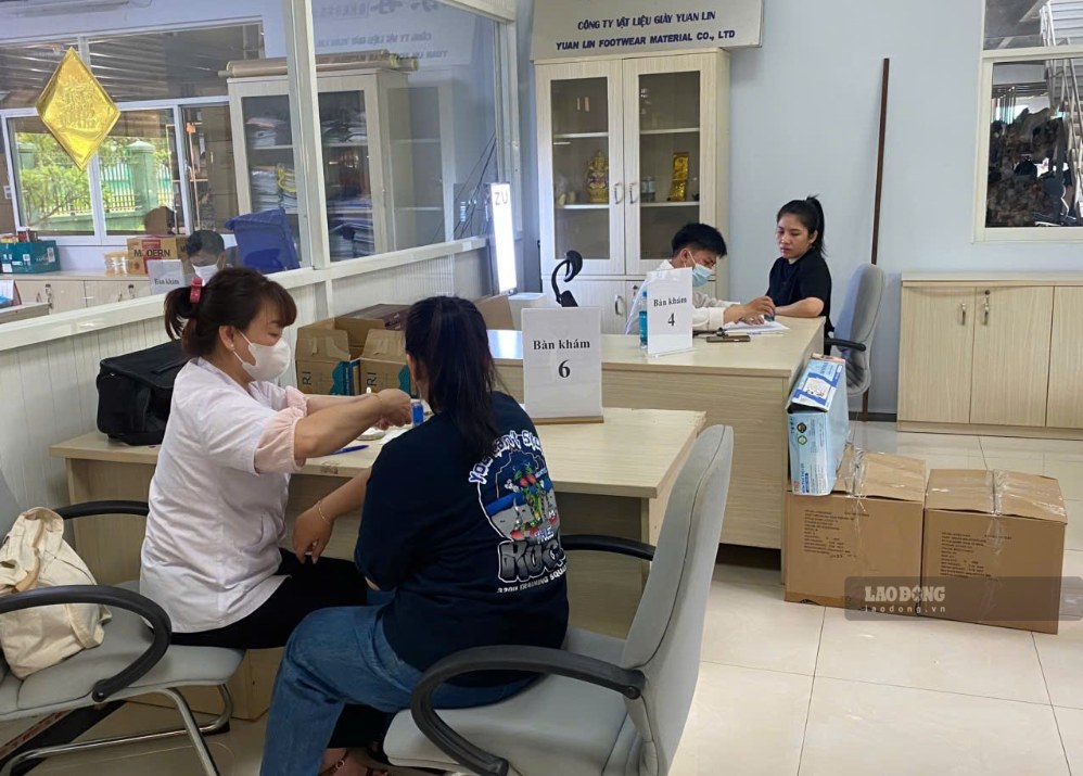 Khám sức khỏe cho người lao động tại doanh nghiệp trong Khu Công nghiệp Hàm Kiệm 2. Ảnh: Duy Tuấn 