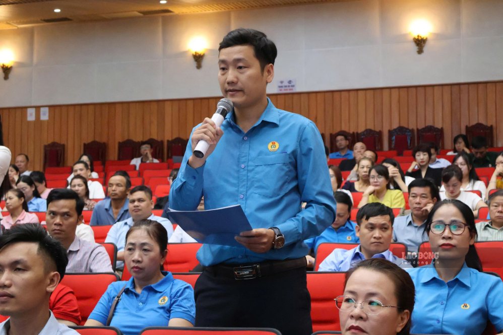 Dien Bien province dialogues with union members and association members
