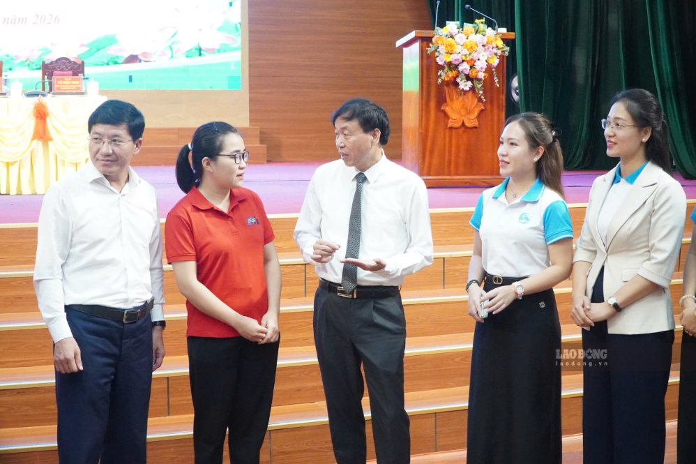 Chủ tịch tỉnh Điện Biên Lê Văn Lương (thứ 3, từ phải sang) trao đổi cùng người lao động. Ảnh: Thành An