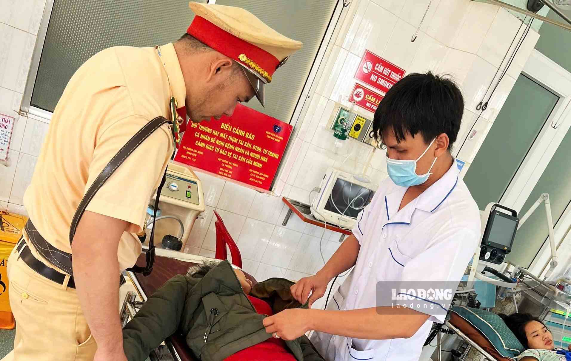 Cảnh sát giao thông Lâm Đồng kịp thời đưa người phụ nữ ngất xỉu bên đường đi cấp cứu