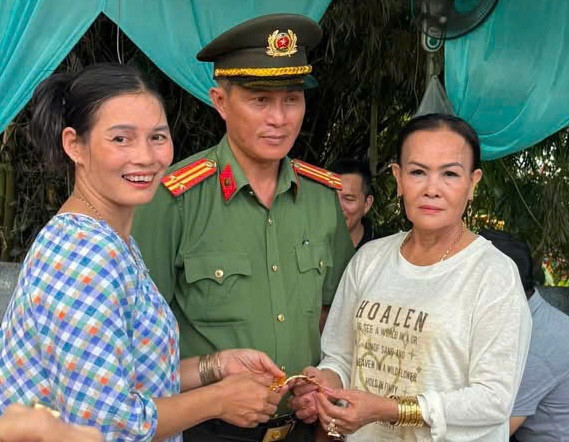 Công an Huế hỗ trợ du khách tìm lại lắc vàng đánh rơi