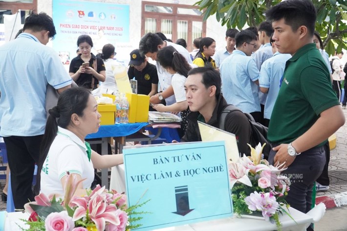 Tư vấn việc làm tại Phiên giao dịch việc làm năm 2026, phường Hố Nai, thành phố Đồng Nai. Ảnh: HAC
