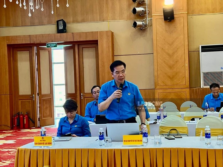 Ông Nguyễn Huy Khánh - Phó Chủ tịch Liên đoàn Lao động TP Hà Nội - đánh giá cao việc dự thảo mở rộng thẩm quyền khen thưởng cho công đoàn cấp xã. Ảnh: Minh Hương.

