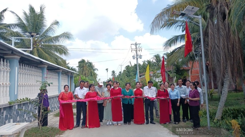 Hơn 114 triệu đồng thắp sáng 3,2 km đường quê bằng 80 đèn năng lượng mặt trời