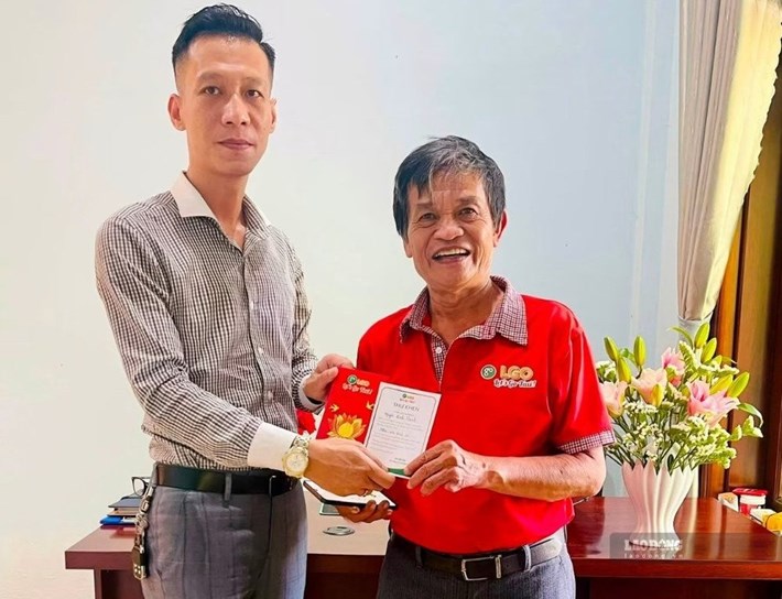 Đại diện doanh nghiệp khen thưởng cho tài xế (áo đỏ) có thành tích. Ảnh: Thanh Tuấn