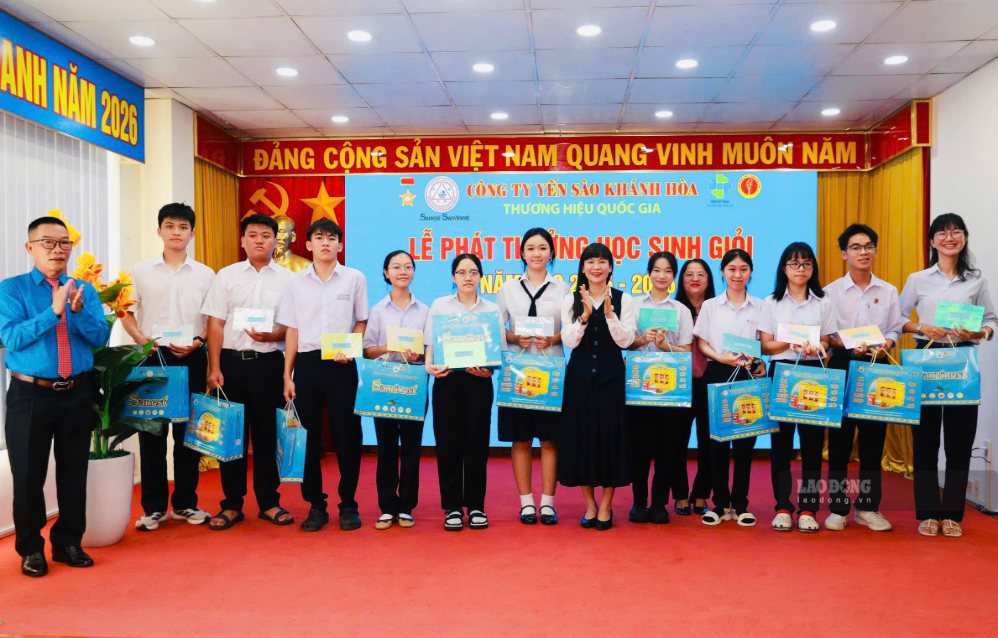 Công ty Yến sào Khánh Hòa chi gần 2,3 tỉ đồng khen thưởng con của người lao động