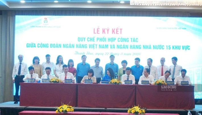 Ông Ngọ Duy Hiểu - Phó Chủ tịch Thường trực Tổng LĐLĐ Việt Nam (thứ sáu, từ phải sang) - cùng Lãnh đạo Ngân hàng Nhà nước chứng kiến Lễ ký kết quy chế phối hợp. Ảnh: Quách Du