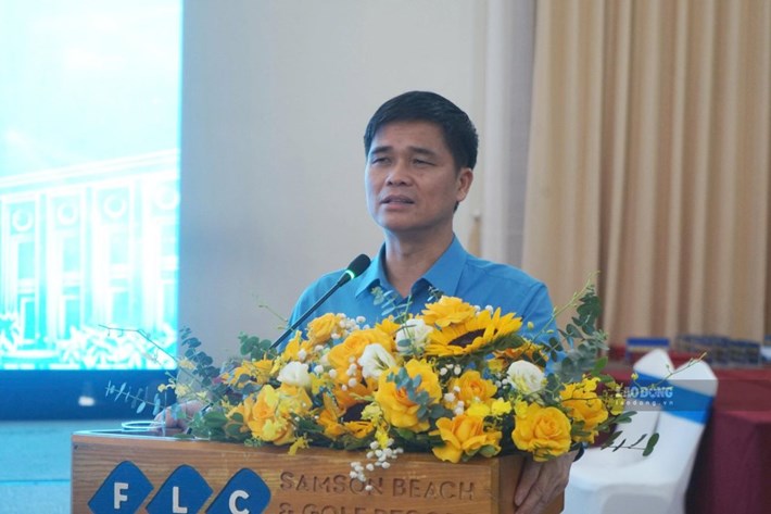 Ông Ngọ Duy Hiểu - Phó Chủ tịch Thường trực Tổng LĐLĐ Việt Nam - phát biểu chỉ đạo tại hội nghị. Ảnh: Quách Du