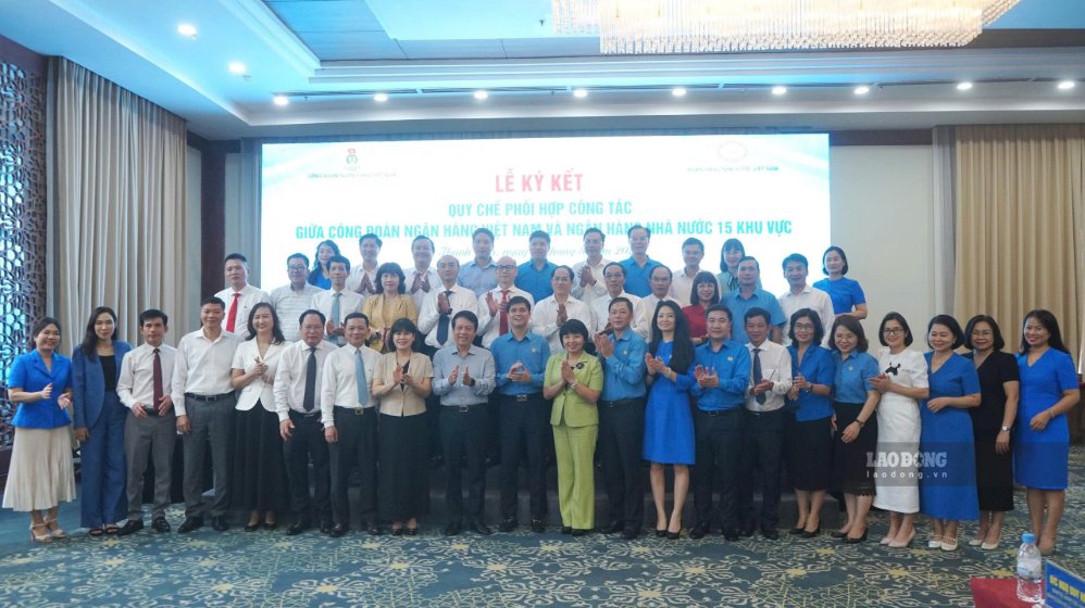 Phó Chủ tịch Thường trực Tổng LĐLĐ Việt Nam Ngọ Duy Hiểu chụp ảnh lưu niệm với Ban Chấp hành Công đoàn...