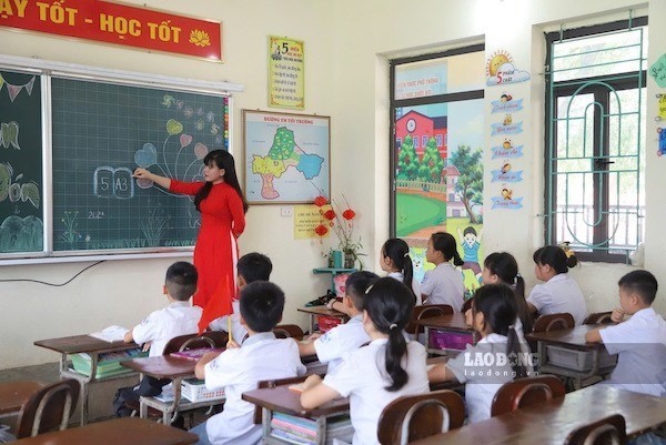 Thời gian giáo viên hợp đồng có giảng dạy và đóng BHXH bắt buộc được cộng vào thời gian tính hưởng phụ cấp thâm niên nhà giáo, không tính thời gian tập sự. Ảnh: Tường Vân
