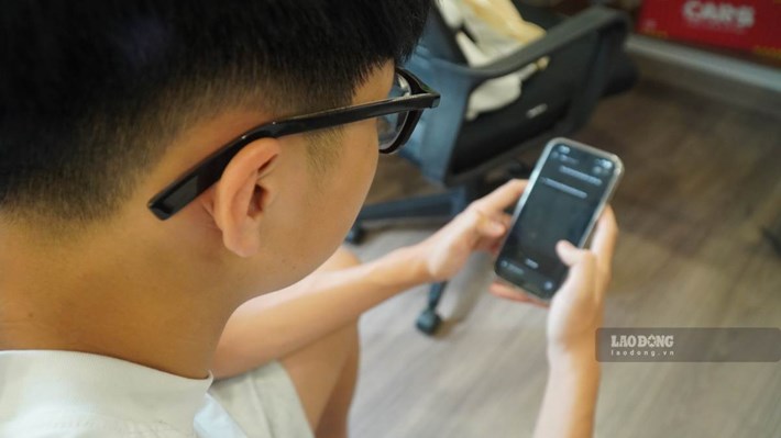 Young people easily access short videos with many types of content posted on social networks. Photo: Minh Chinh