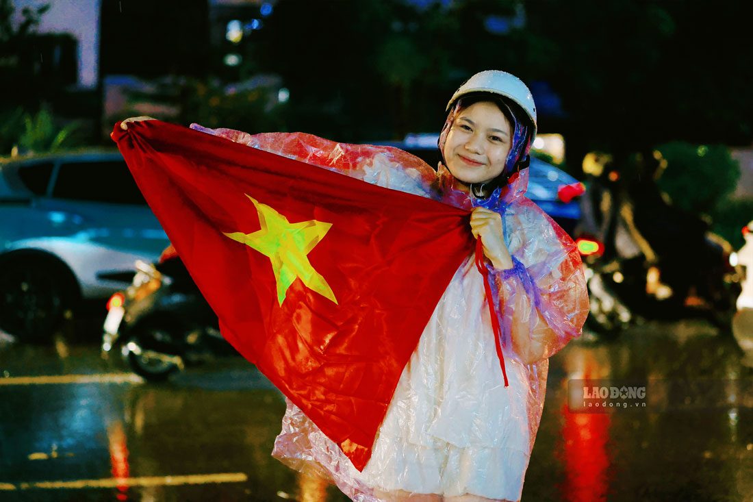 Bạn Nguyễn Thị Hồng Ngát (phường Hai Bà Trưng, Hà Nội) không giấu nổi niềm vui khi các chiến binh sao vàng đã nắm trong tay lợi thế lớn trước trận lượt về. Chị cho biết, sau hiệp 1 không có bàn thắng, các chàng trai đã kiên cường chiến đấu, đem về chiến thắng đầy ngọt ngào và thuyết phục trong hiệp đấu thứ 2.