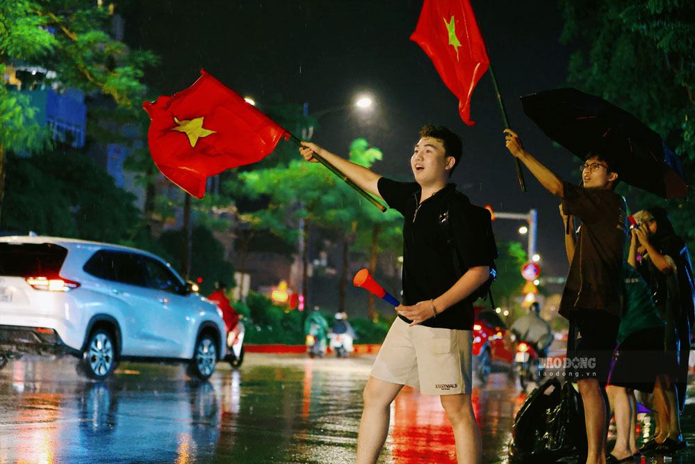 Cổ động viên vỡ òa niềm vui trước chiến thắng 2-0 của tuyển Việt Nam trước Thái Lan.