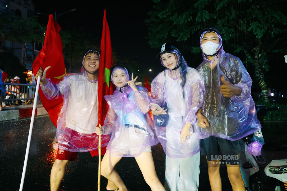 Còn với bạn Tô Thị Yến Nhi (phường Láng, Hà Nội - thứ 2 từ phải qua), chiến thắng này như một lời khẳng định cho sức mạnh của đội tuyển Việt Nam. “Hi vọng cả đội sẽ tiếp tục tự tin, hướng tới chiến thắng giòn giã hơn nữa ở lượt về để lên ngôi vô địch” - Nhi tự hào chia sẻ.