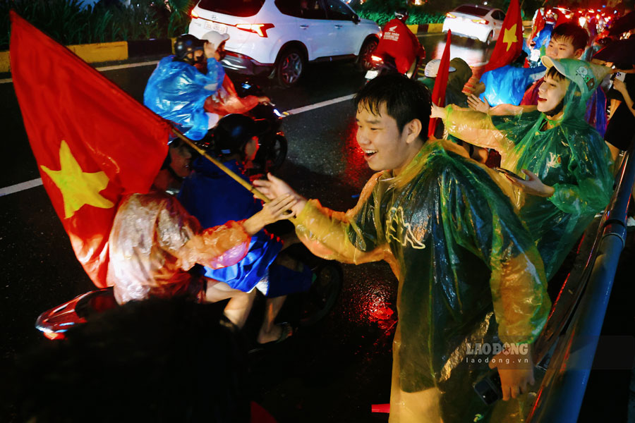 Những cái bắt tay ăn mừng, những nụ cười của bao con người xa lạ, tạo nên khoảnh khắc đẹp sau chiến thắng của đội tuyển.