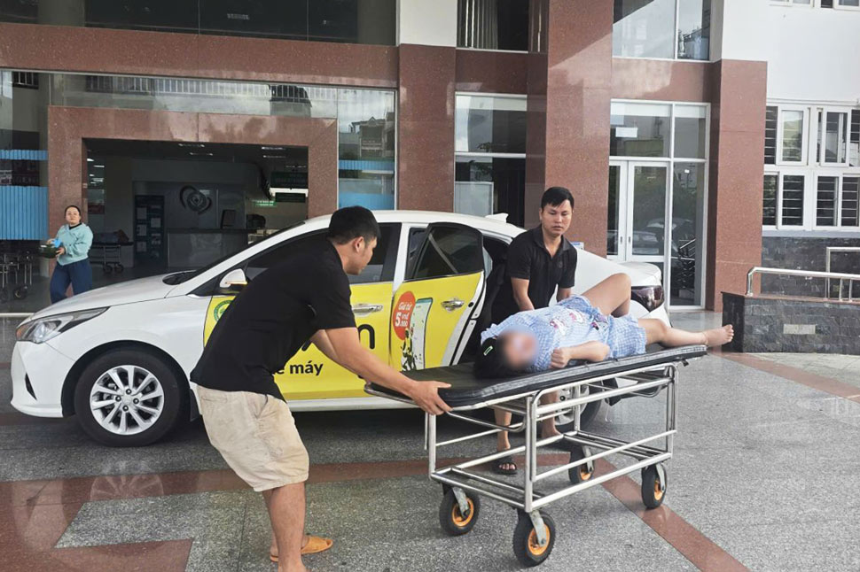Traffic police pave the way for more than 30km to take a woman with ruptured membranes to the hospital