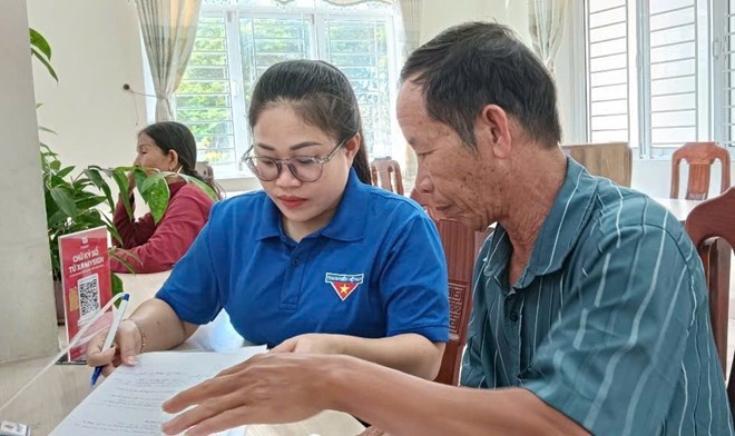 Localities are resolving regimes for village and residential group officials who quit their jobs after arrangement. In the photo, non-specialized workers support people to complete administrative procedures at the Public Administration Service Center in Da Nang. Photo: Da Nang City e-Portal