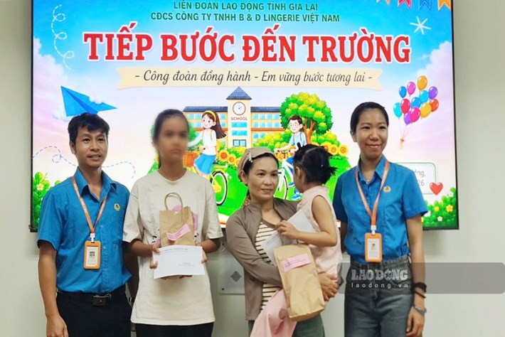 The grassroots trade union of B&D Lingerie Vietnam Co., Ltd. supports students who are children of union members and workers before the new school year. Photo: Huy Trang