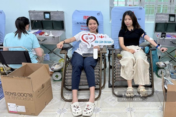 Đoàn viên, người lao động tình nguyện tham gia hiến máu ở phường Rạch Dừa. Ảnh: Thành An
