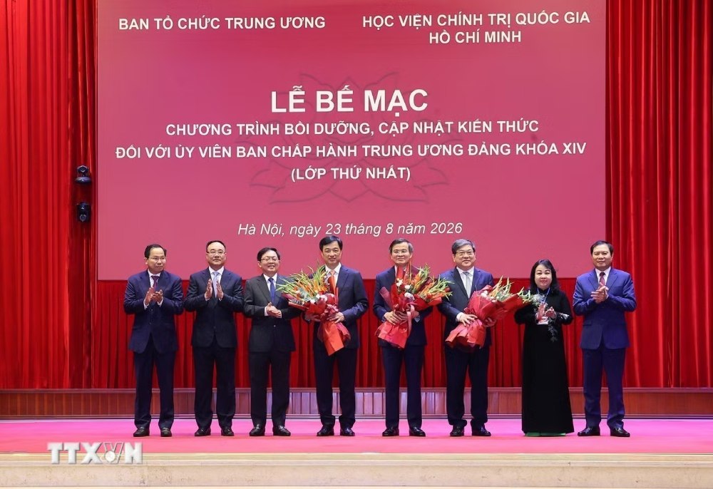Đại diện Lớp Bồi dưỡng tặng hoa các lãnh đạo Đảng, Nhà nước. Ảnh: TTXVN