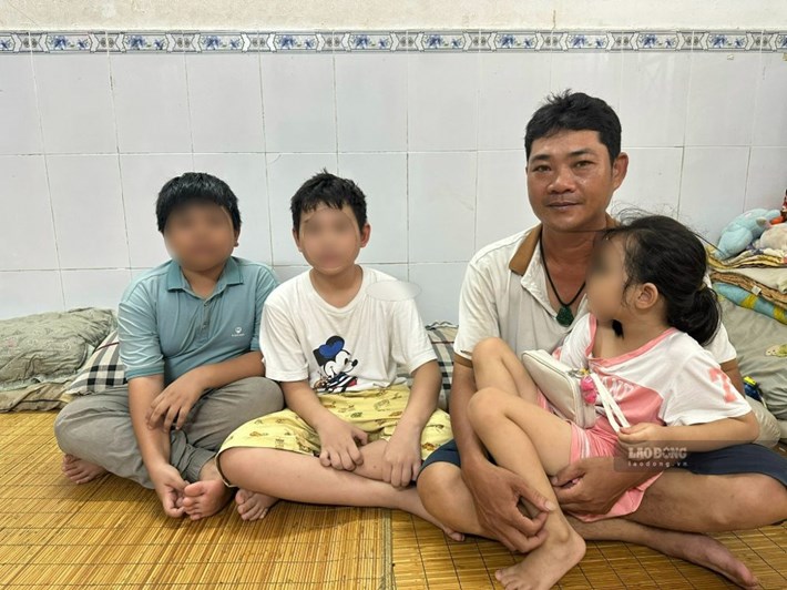Anh Long ngoài việc lo cho các con còn cưu mang thêm bé Ân (con của hàng xóm, bìa trái). Ảnh: Minh Tâm
