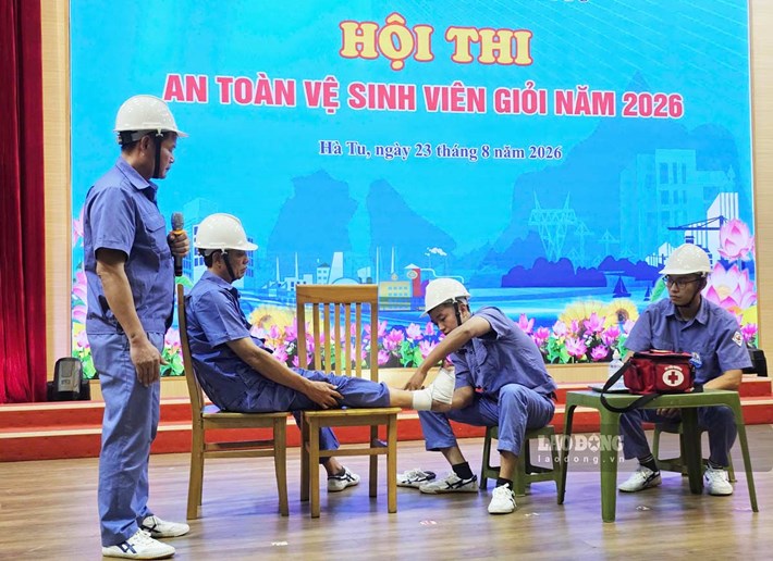 Phần thi thực hành kỹ năng sơ cấp cứu tai nạn lao động tại Hội thi. Ảnh: Đoàn Hưng