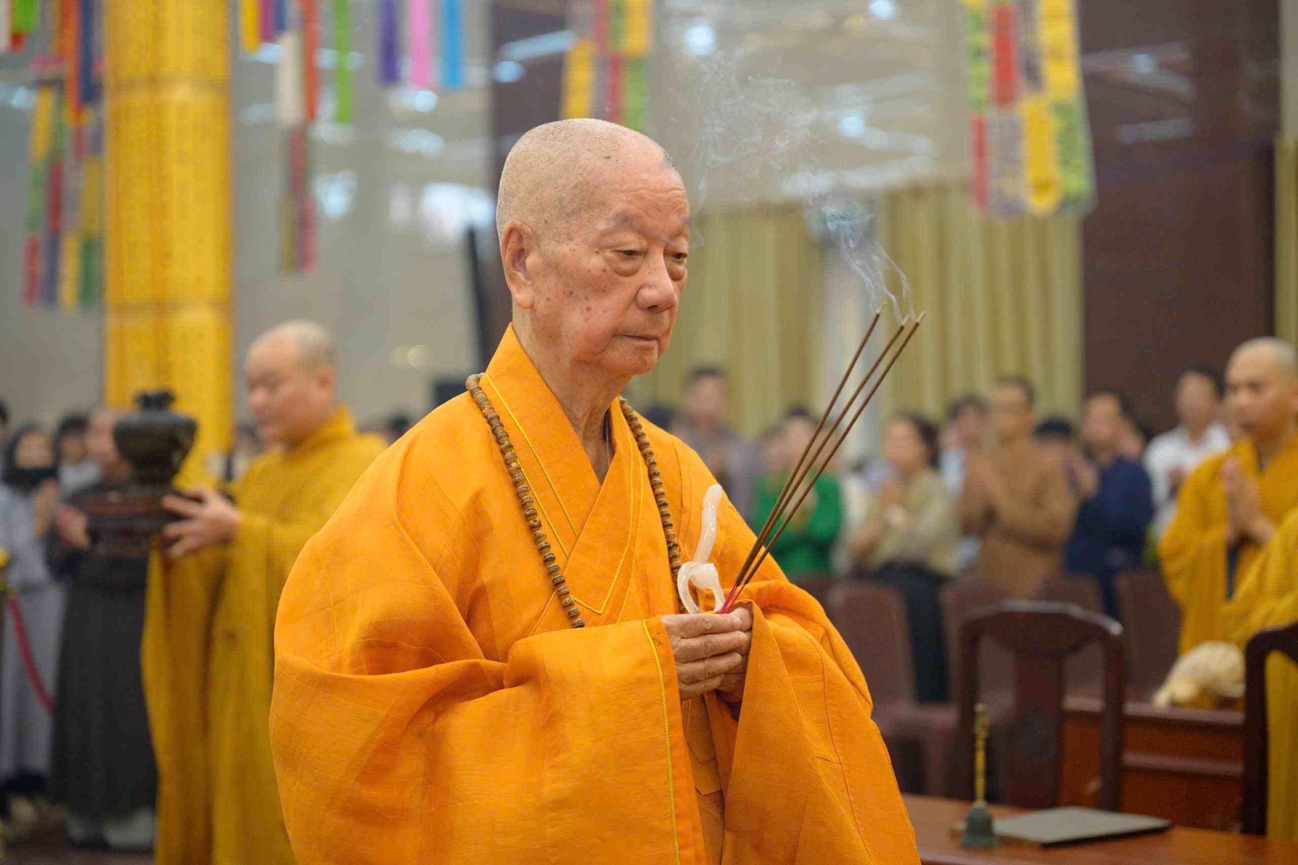 Đức Pháp chủ GHPGVN niêm hương cầu nguyện tại Pháp hội Vu lan - Báo hiếu, tưởng niệm và tri ân các bậc tiền bối hữu công với Đạo pháp và Dân tộc. Ảnh: Việt Nam Quốc Tự