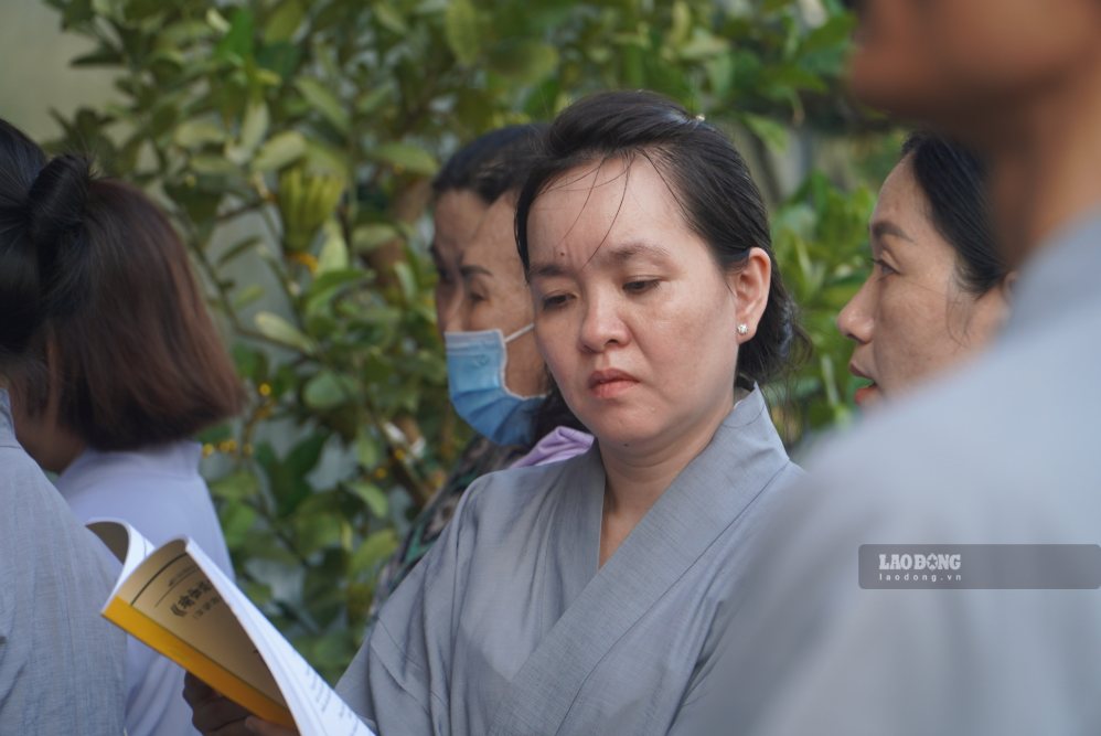 Nhiều phật tử không được vào bên trong nhưng vẫn một lòng lạy phật cầu siêu cho những linh hồn đã mất. Ảnh: Minh Tâm
