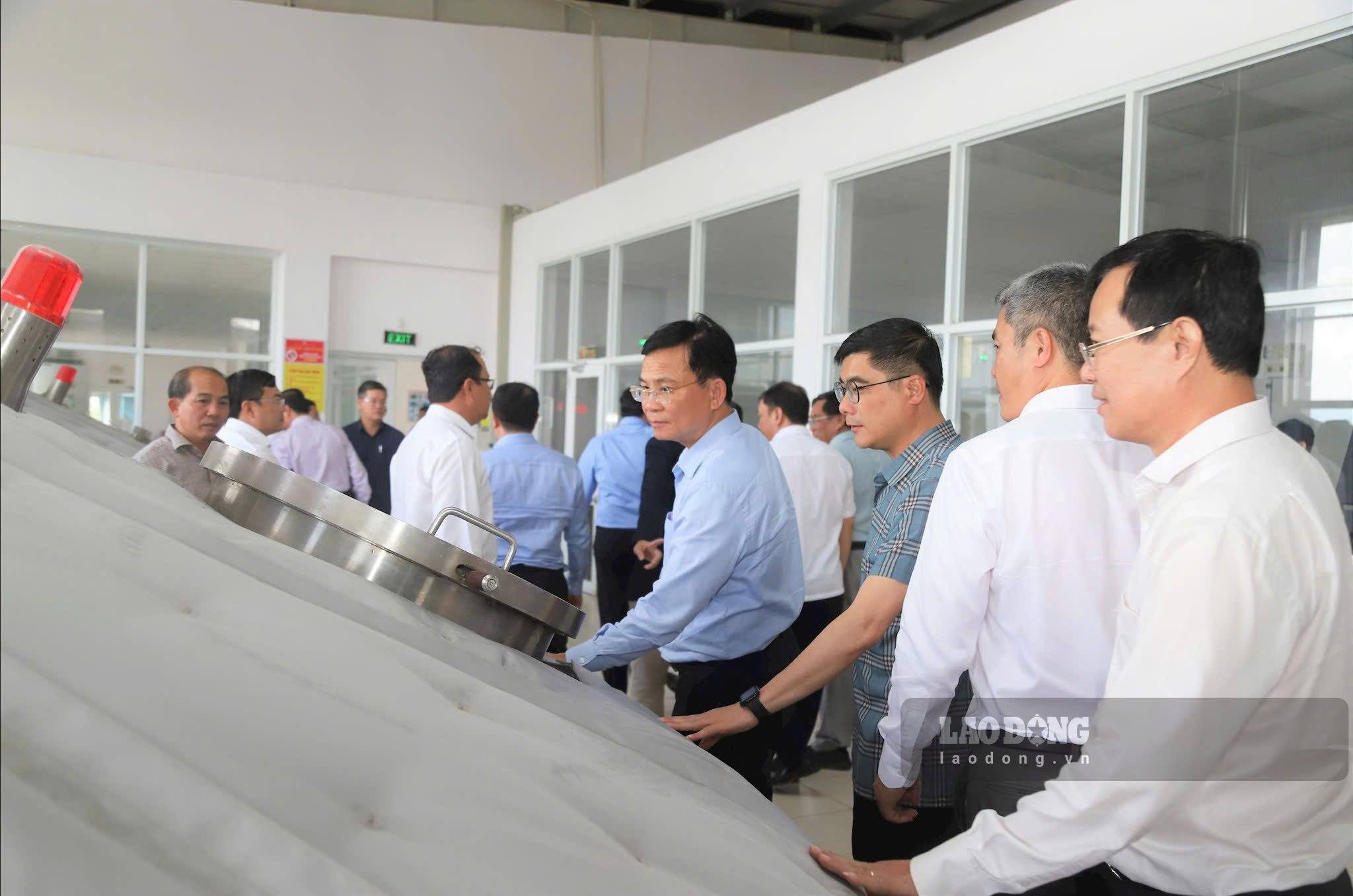 Lãnh đạo tỉnh Lâm Đồng kiểm tra hoạt động sản xuất tại Khu công nghiệp Lộc Sơn. Ảnh: Phúc Khánh 