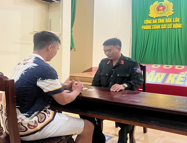 Cơ quan chức năng tỉnh Đắk Lắk giúp anh N.T.N nhận lại tài sản đánh rơi sau khi dự Lễ hội Sầu riêng. Ảnh: Công an Đắk Lắk