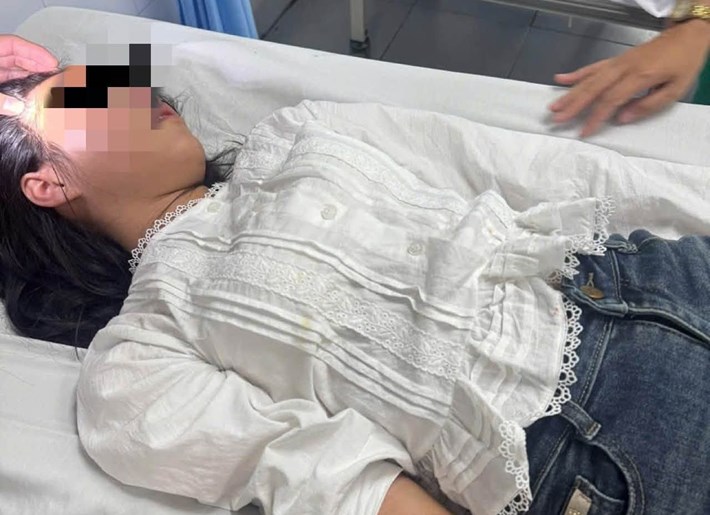 Cảnh sát Giao thông dùng xe chuyên dụng dẫn đường đưa bé gái bị tai nạn đi cấp cứu kịp thời. Ảnh: Công an tỉnh Khánh Hòa