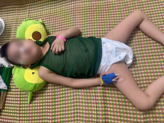 LD26203: 5살 된 아이가 여전히 자리에 누워 있고, 가난한 가정은 5년간의 치료 끝에 파산했습니다