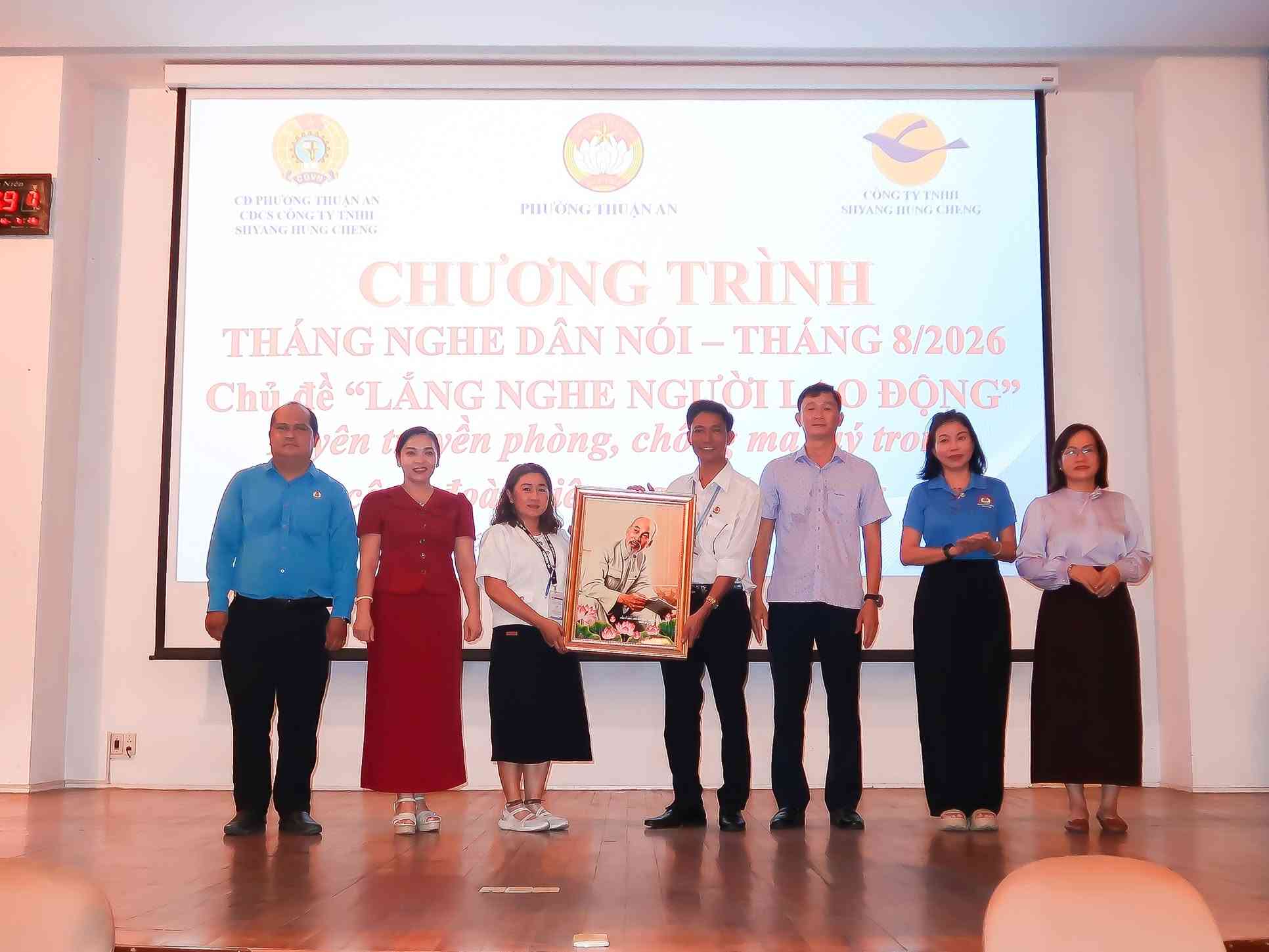 Ban tổ chức tặng bức tranh Bác Hồ cho CĐCS Công ty TNHH Shyang Hung Cheng. Ảnh: Công đoàn phường Thuận An cung cấp